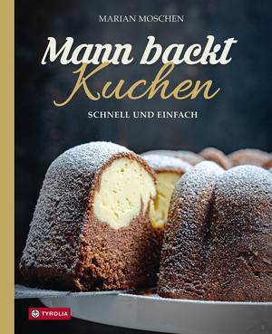 Mann backt Kuchen